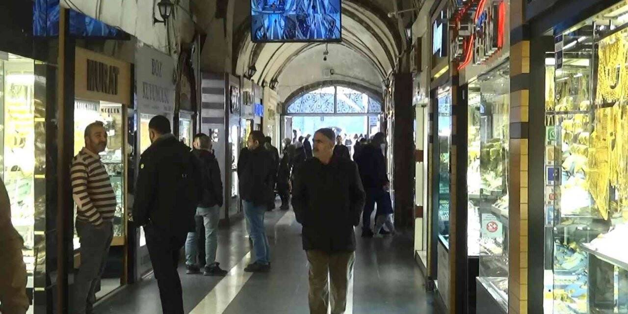 Kuyumcular fiyatı sabitleyerek altın için anlaşan ve fiyatı düşünce vazgeçen vatandaşlardan dertli