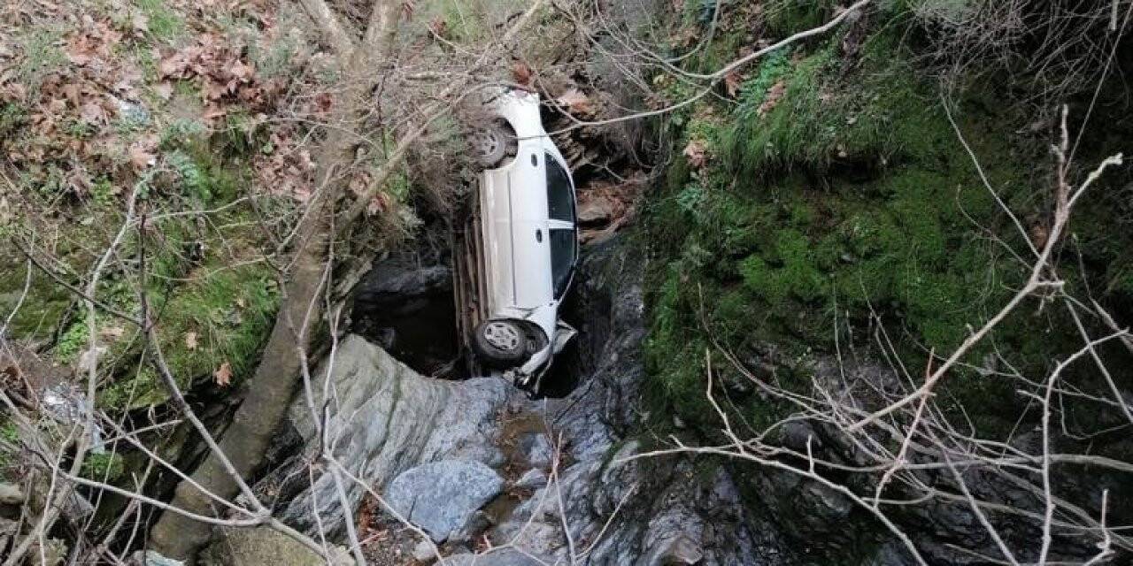 Manisa’da otomobil dere yatağına uçtu: 1 yaralı