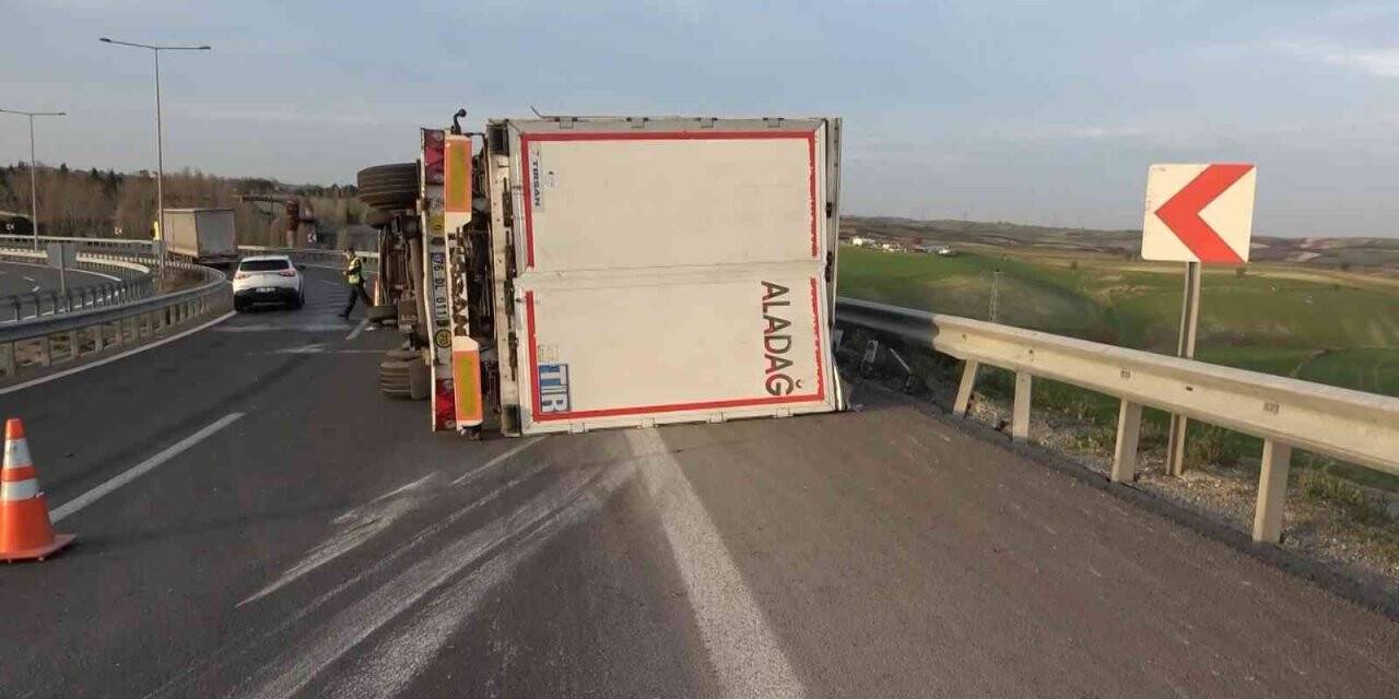 Arnavutköy’de virajı dönemeyen cam yüklü tır devrildi: 1 yaralı