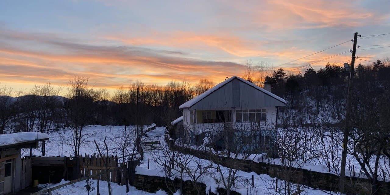 Gökyüzünün kızıllığı dağları kaplayan karla eşsiz manzaralar oluşturdu