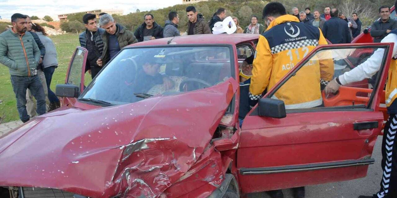 Trafik kazasında otomobilin içinde sıkışan sürücüyü itfaiye kurtardı