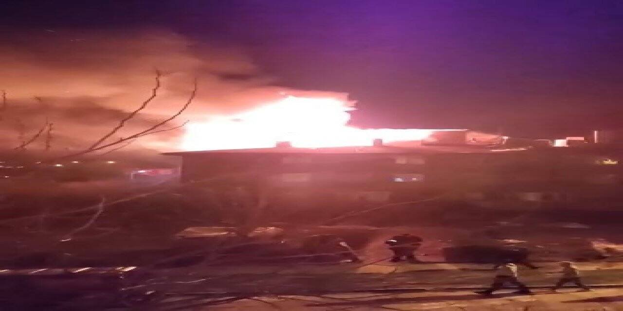 Yalova’da bir binanın çatısında yangın çıktı, bina tahliye edildi
