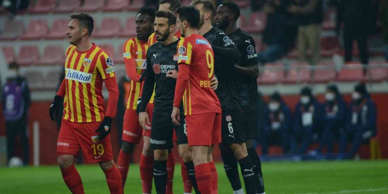 Spor Toto Süper Lig: Kayserispor: 3 - Sivasspor: 0 (İlk yarı)