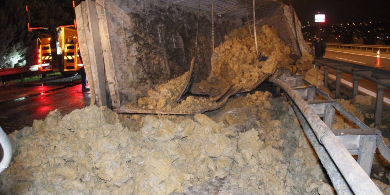 TEM’de iki tır çarpıştı, tonlarca çamur yola saçıldı