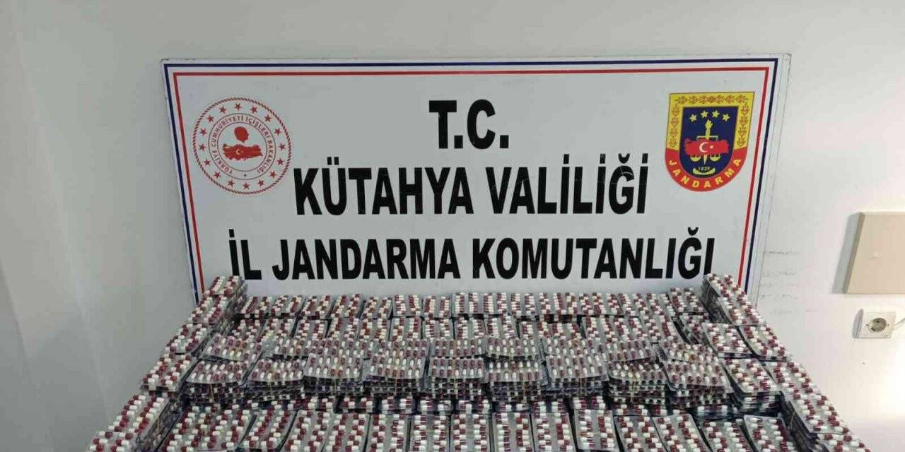 Kütahya’da yolcu otobüsünde binlerce sentetik ecza hap ele geçirildi