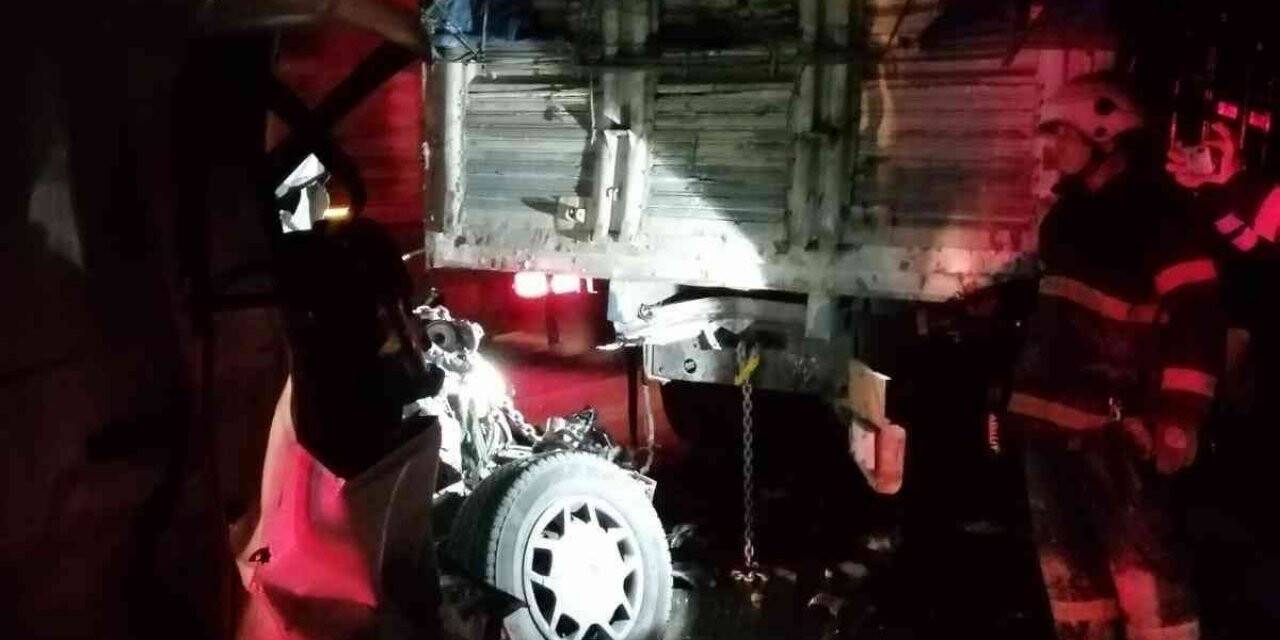 Kütahya’da minibüs kamyonla çarpıştı: 1 ölü