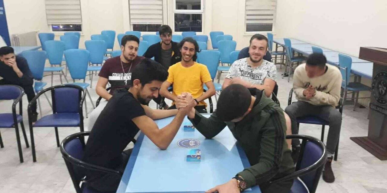 Balıkesirli gençler turnuvalarda buluştu