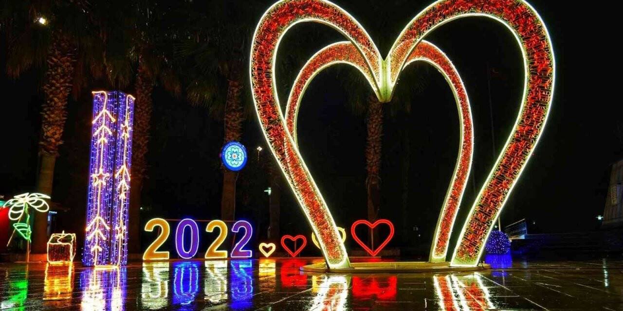 Milas’ta ilçe meydanı yeni yıl için süslendi