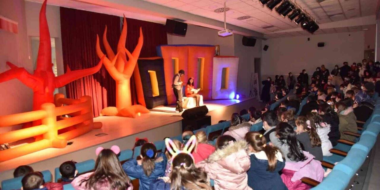 Kartepeli minikler tiyatro oyunu ile eğlendi