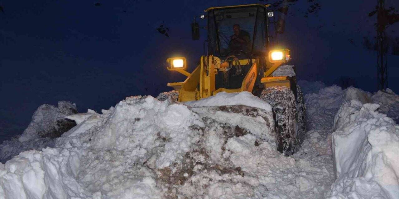 Termometreler eksi 25 dereceyi buldu, ekipler iş makineleri donmasın diye aralıksız çalışıyor