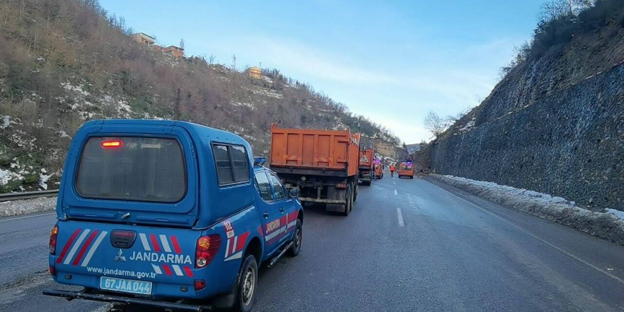 Heyelan yaşanan kara yolunu temizleme çalışmaları sürüyor