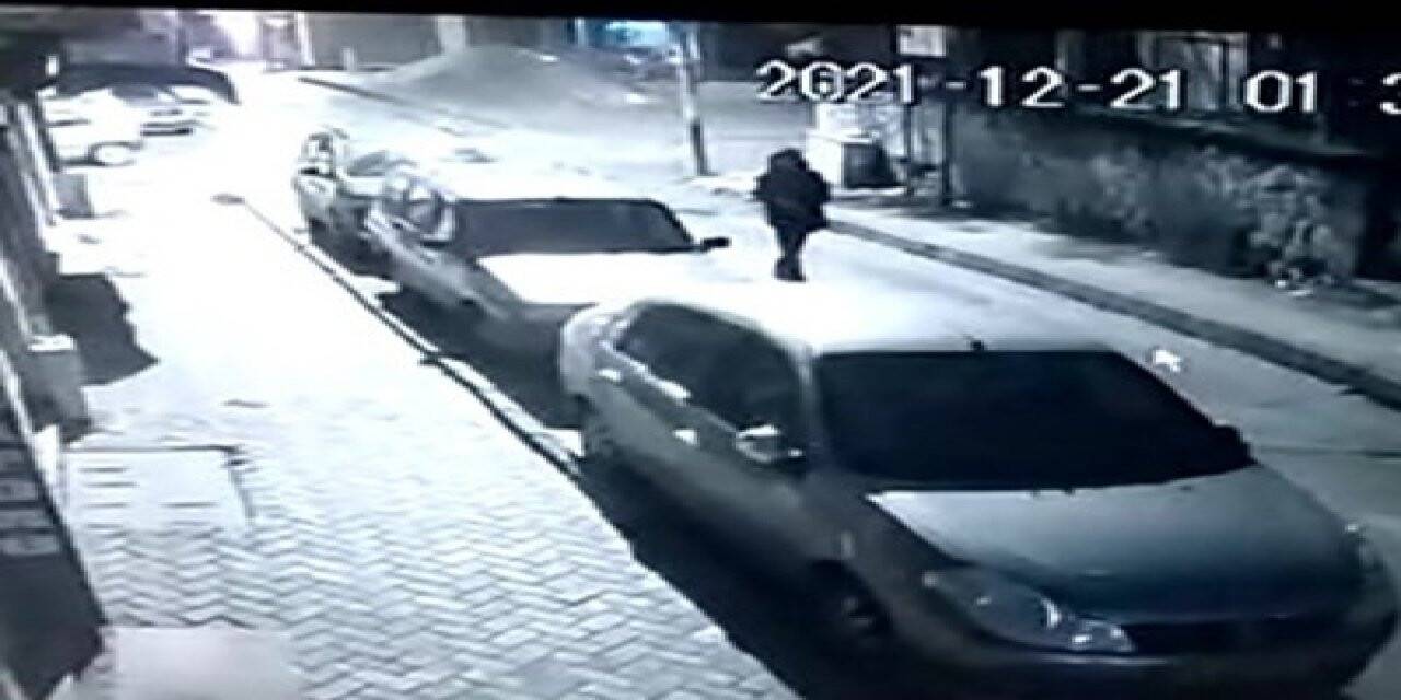 Dört iş yerinin camlarını kırdı, hiçbir şey olmamış gibi uzaklaştı