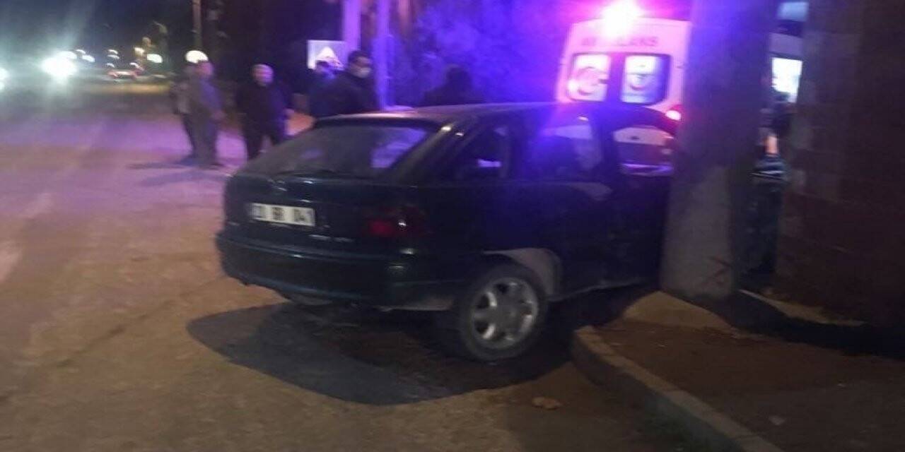 Sürücüsünün direksiyon hakimiyetini kaybettiği otomobil kaldırımdaki kadına çarptı