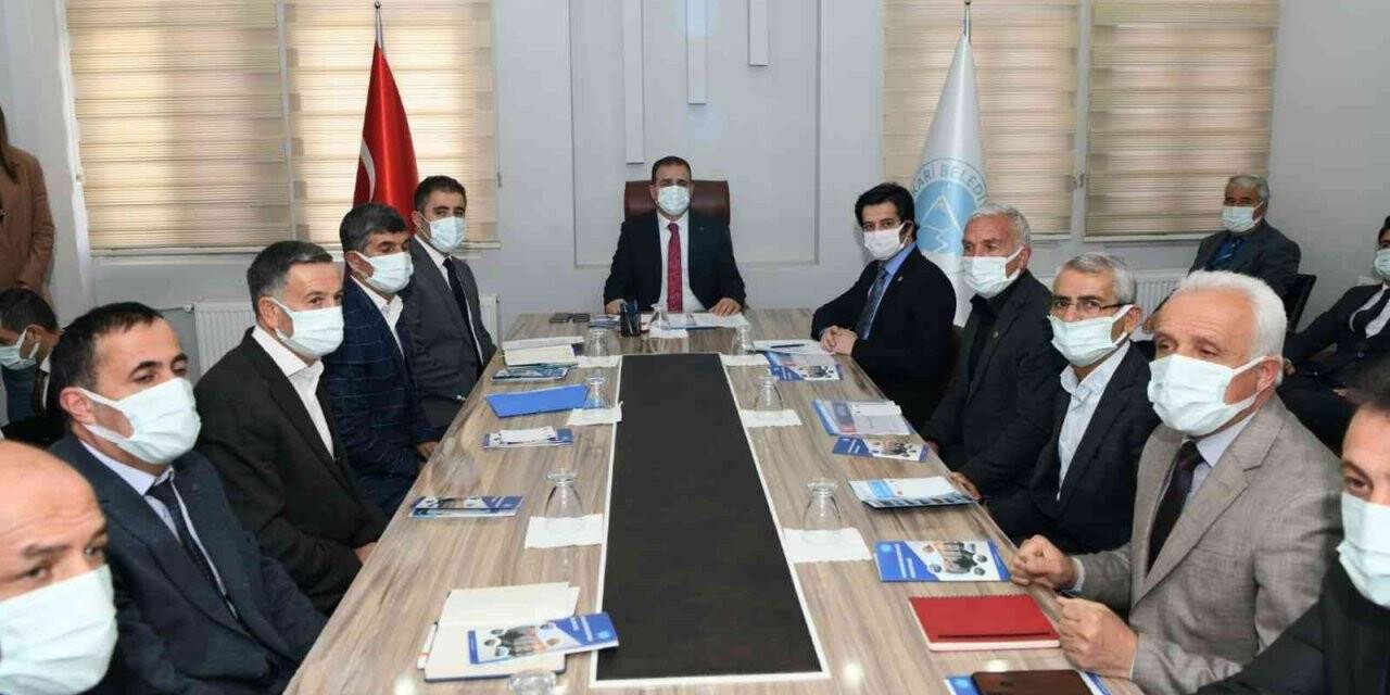 Vali Akbıyık, muhtarlarla bir araya geldi