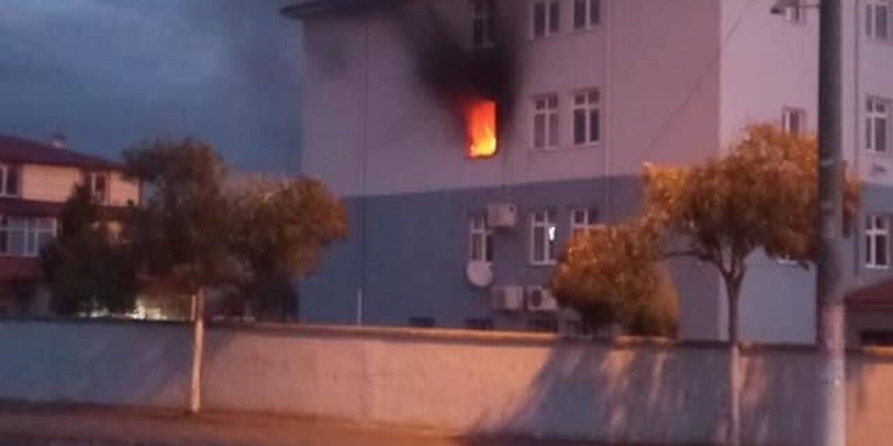İlkokulda çıkan yangın paniğe sebep oldu