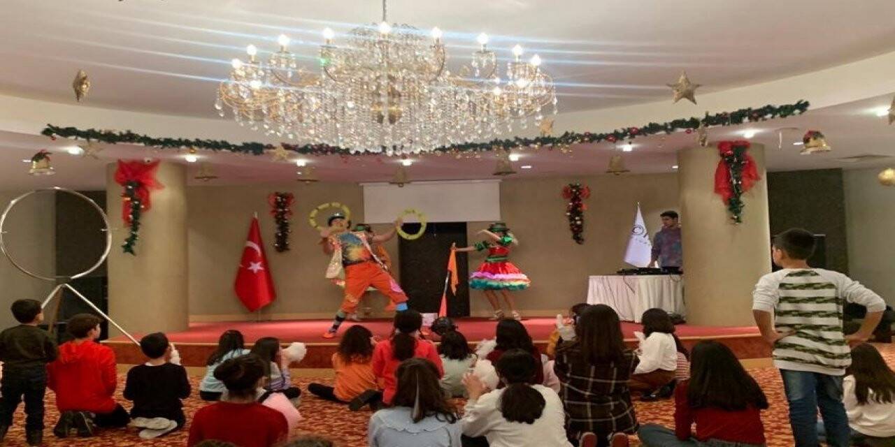 Sevgi Evleri’nde kalan çocuklara Kuşadası’nda beş yıldızlı yeni yıl eğlencesi