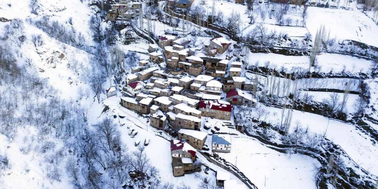 Taş evlerin kartpostallık kış manzarası