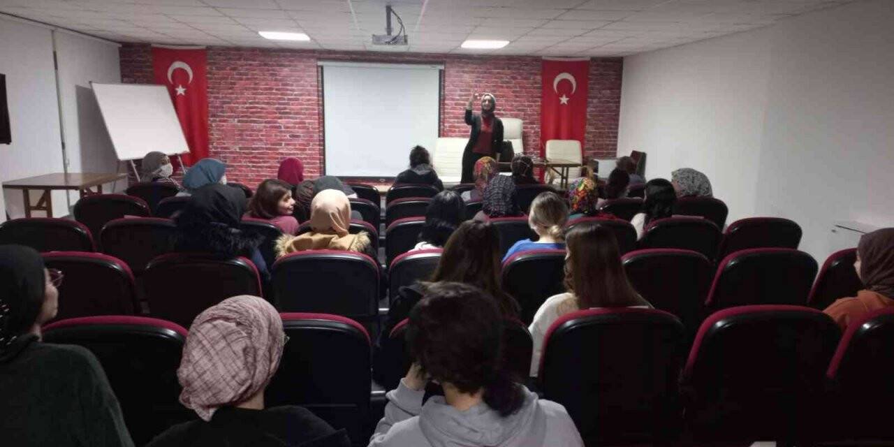 Öğrencilere işaret dili eğitimi veriliyor