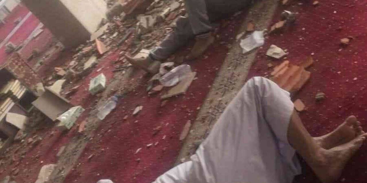 Suudi Arabistan’da kamyon camiye daldı: 5 yaralı
