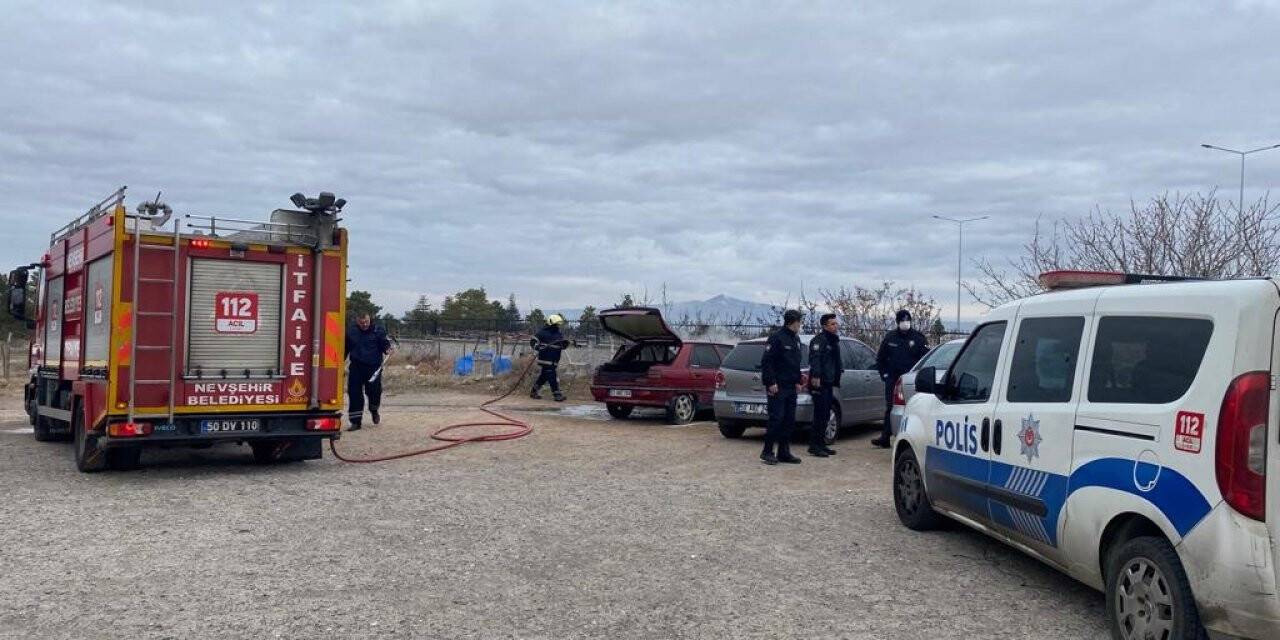 Park halindeki otomobil cayır cayır yandı