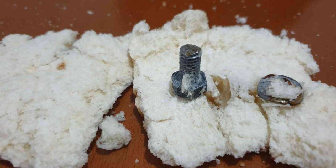 Ekmeğin içinden çıkanı görünce şok oldu