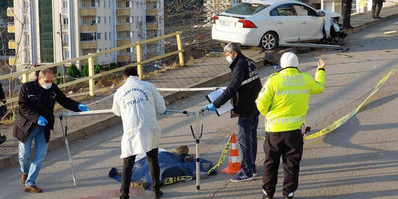 Torununu okula götüren kadına kaldırımda otomobil çarptı: 1 ölü, 1 yaralı