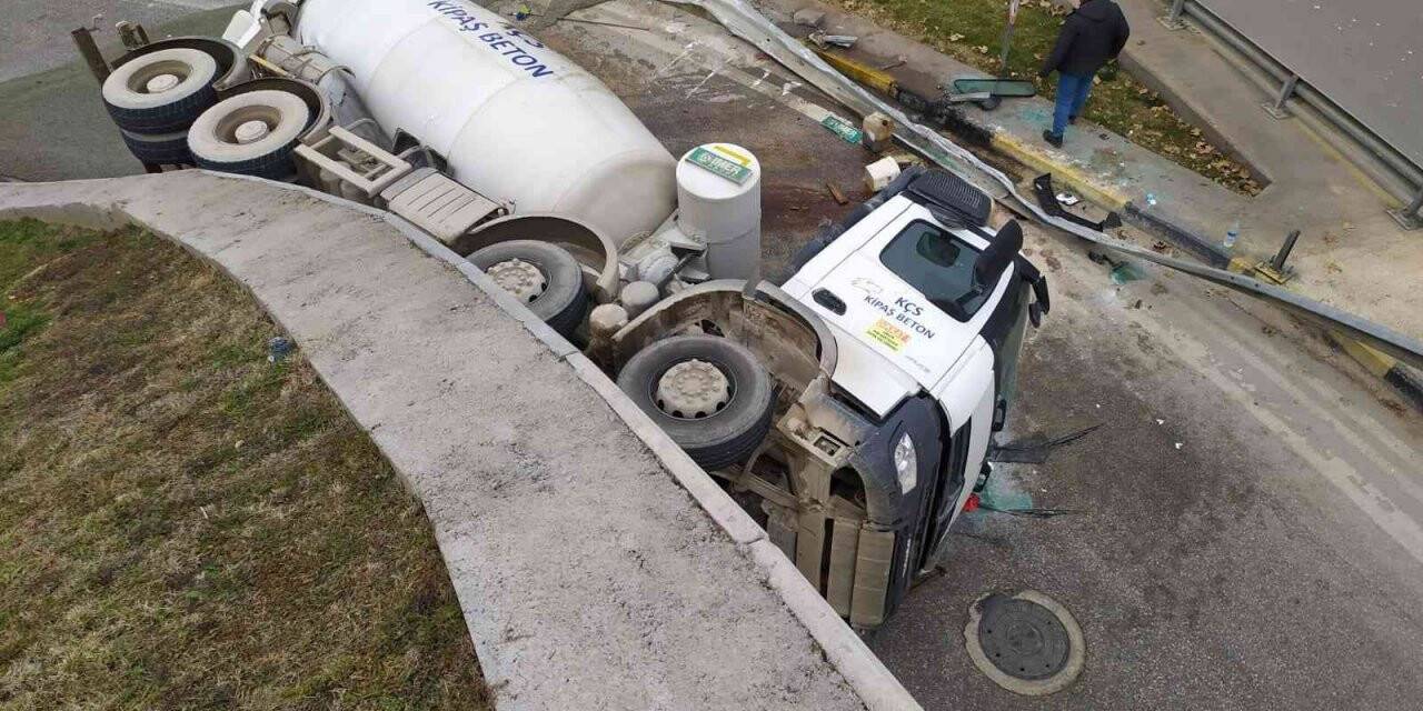 Virajı alamayan beton mikseri devrildi, içerisindeki sıvı beton yola döküldü