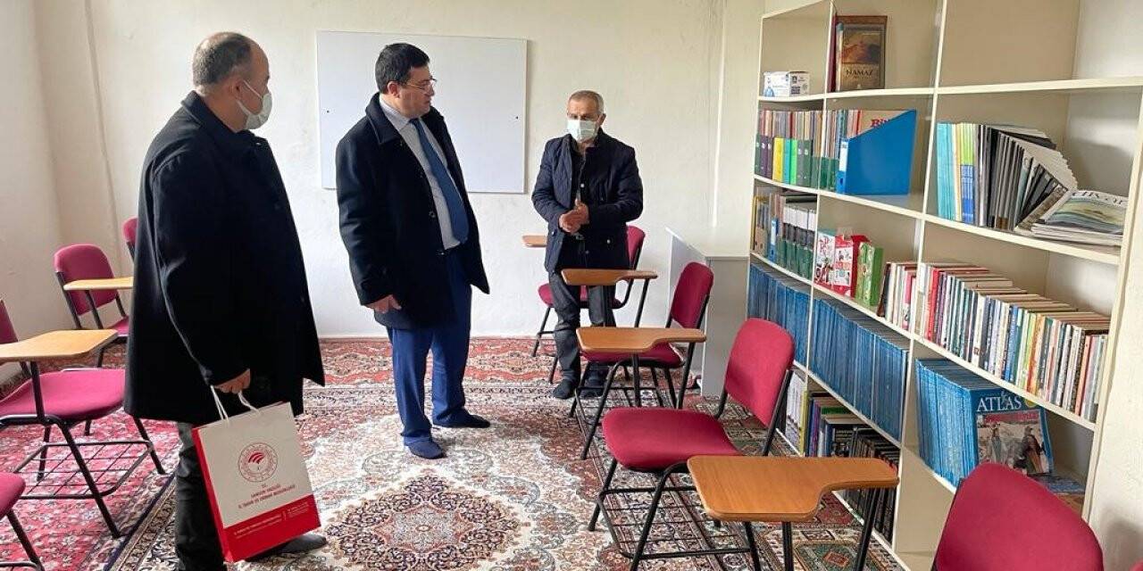 Kaymakam Zaman’dan cami kütüphanesine kitap desteği