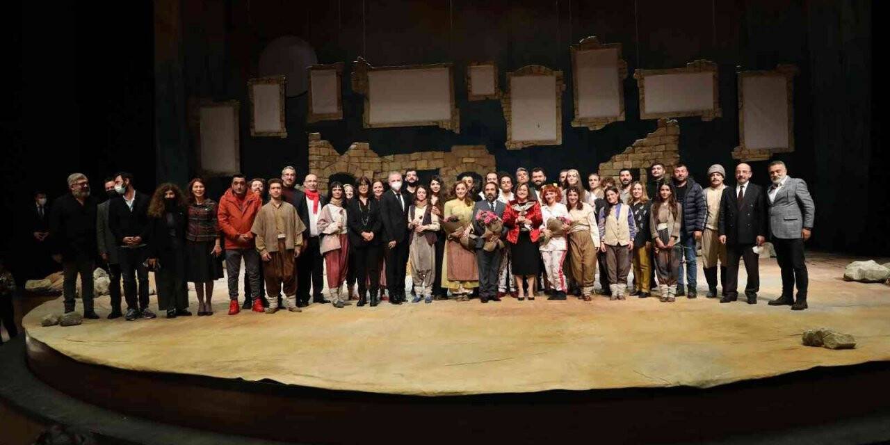 Şehir Tiyatrosunun ilk oyunu "Güvercin Çocuklar" oldu