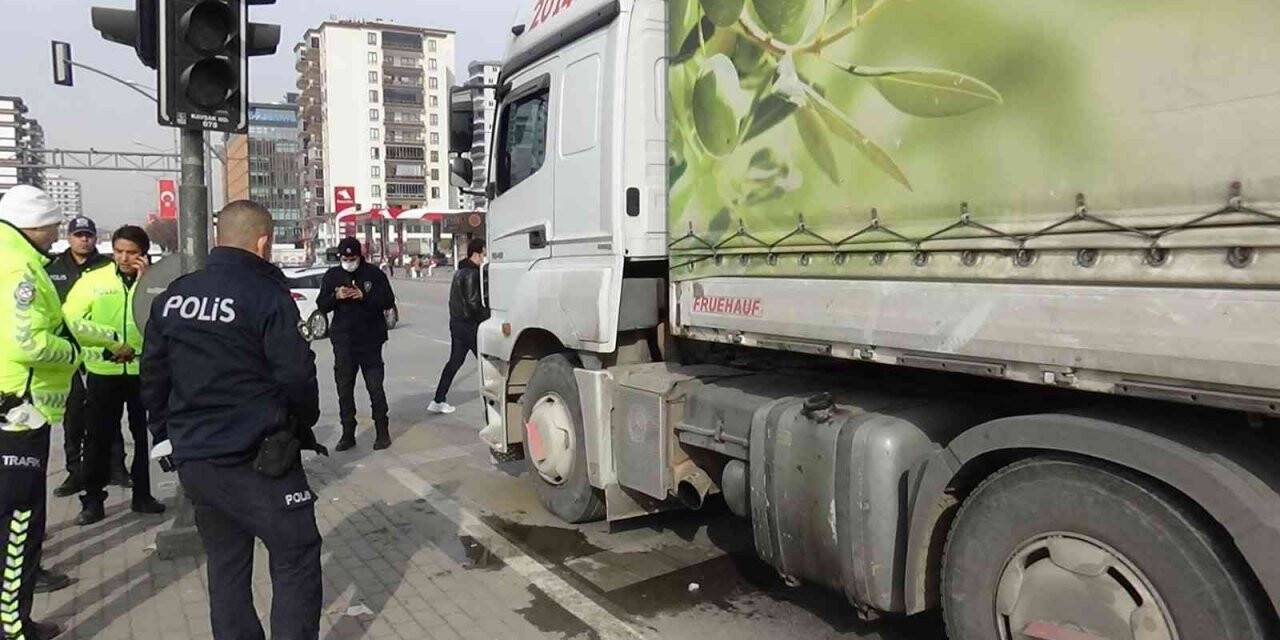 Dilenirken tırın altında kalan yaşlı kadın öldü