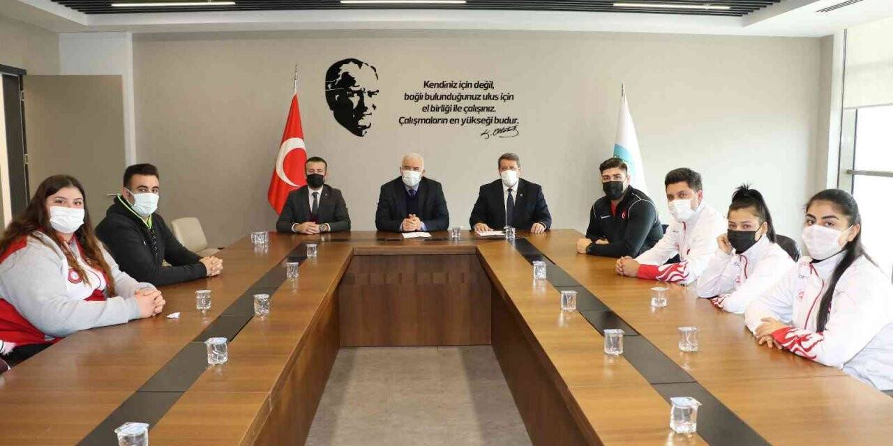 Manisa Büyükşehir Belediyesi başarılı sporcuları ödüllendirdi