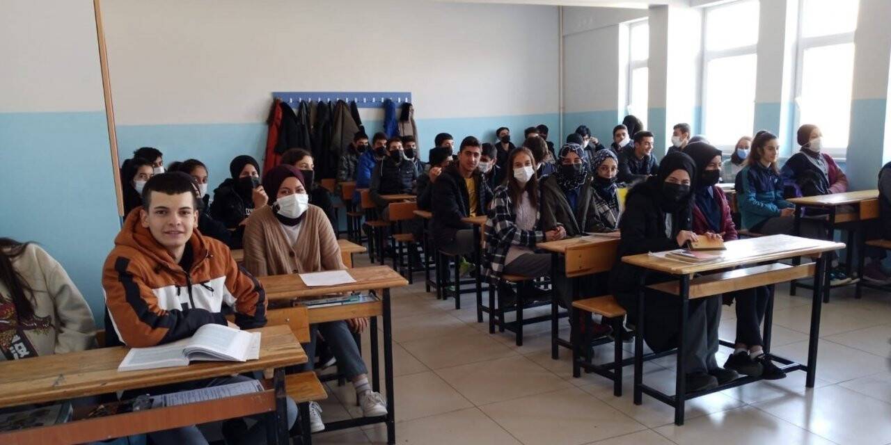 lise öğrencilerine Medya Okuryazarlığı semineri