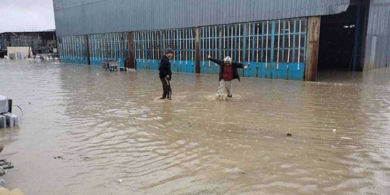 Edirne’de şiddetli sağanak: Onlarca iş yeri su altında kaldı