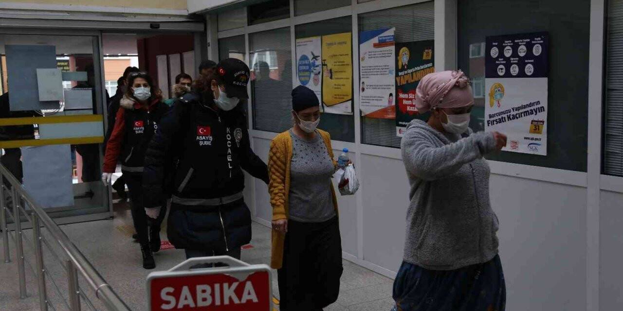 Komşularını feci şekilde öldürdükleri gerekçesiyle yargılanan 6 sanık yeniden hakim karşısında