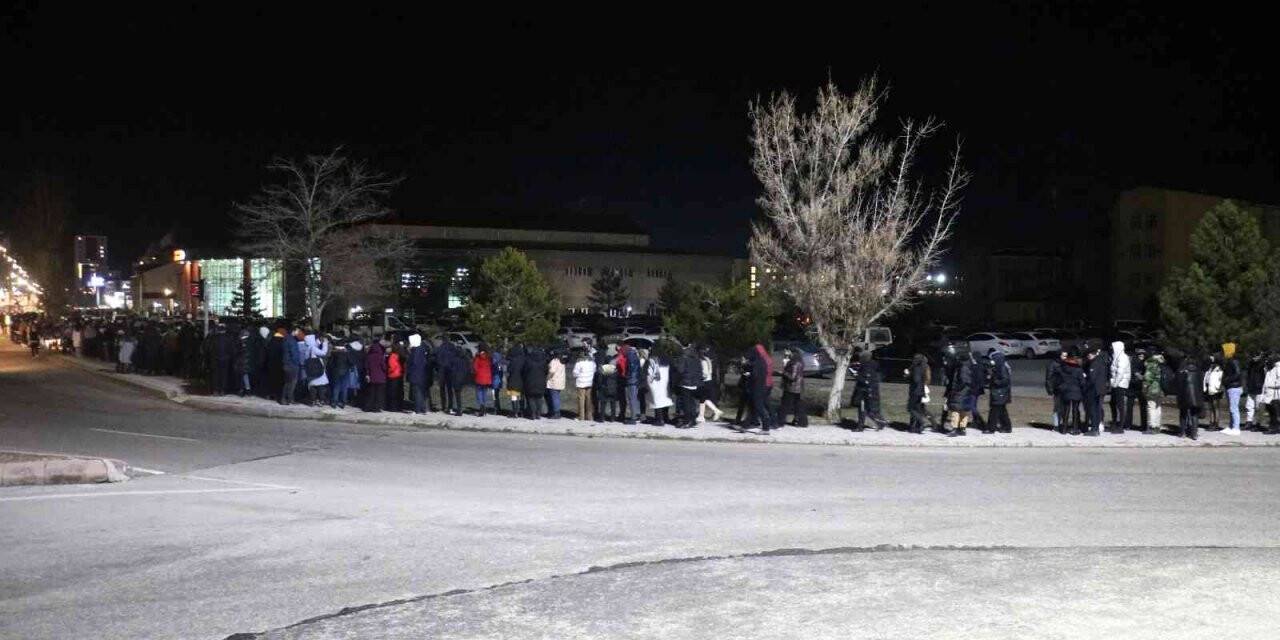 Eksi 6 derecede konser kuyruğu