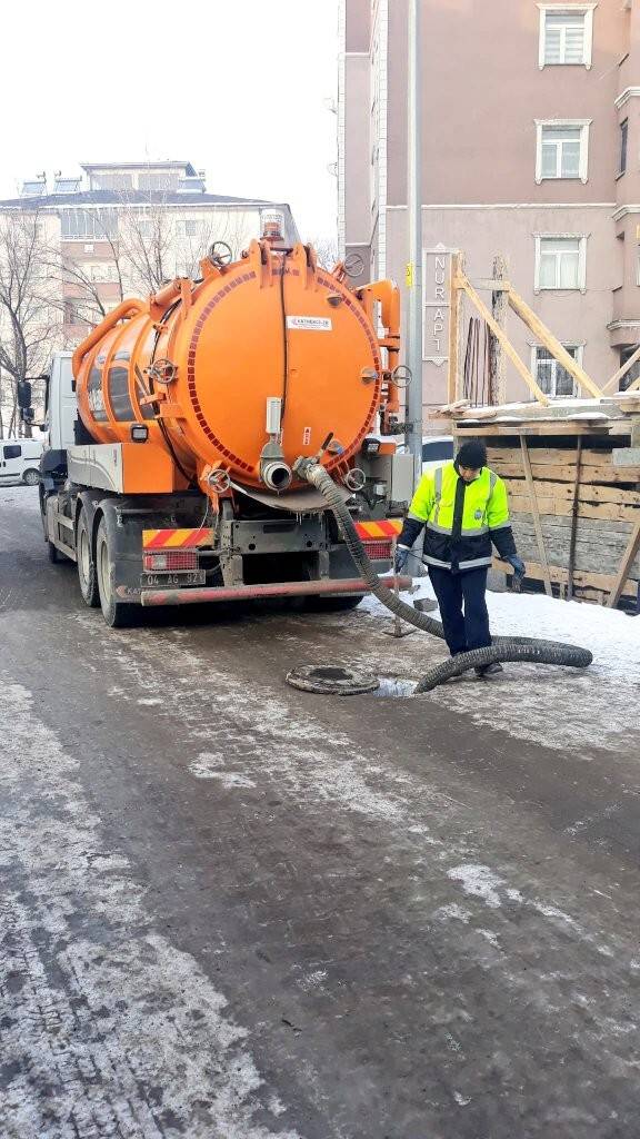 Ağrı Belediyesi eksi 27 derecede çalışmalarını sürdürüyor