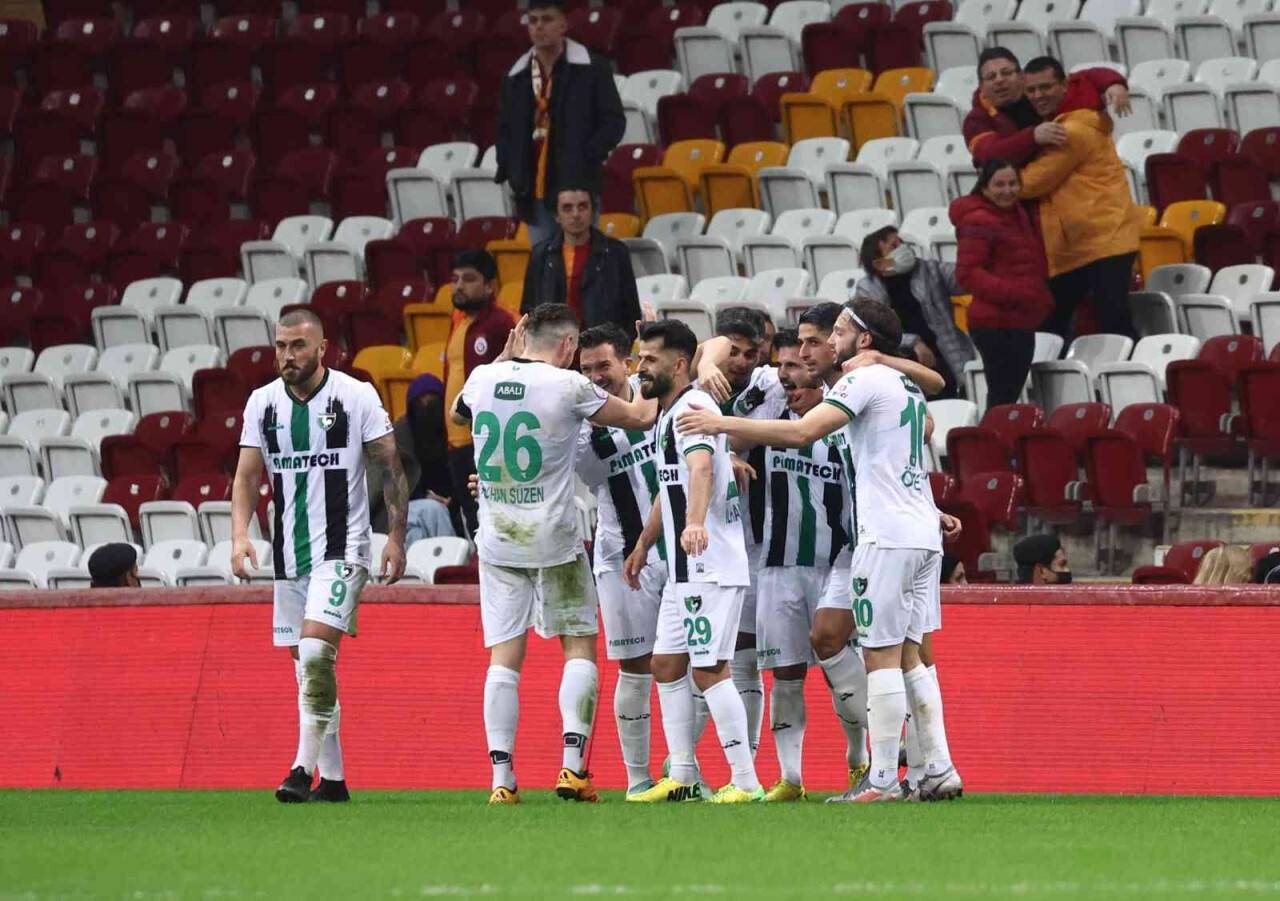 Denizlispor, İstanbul’da tarih yazarak tur atladı