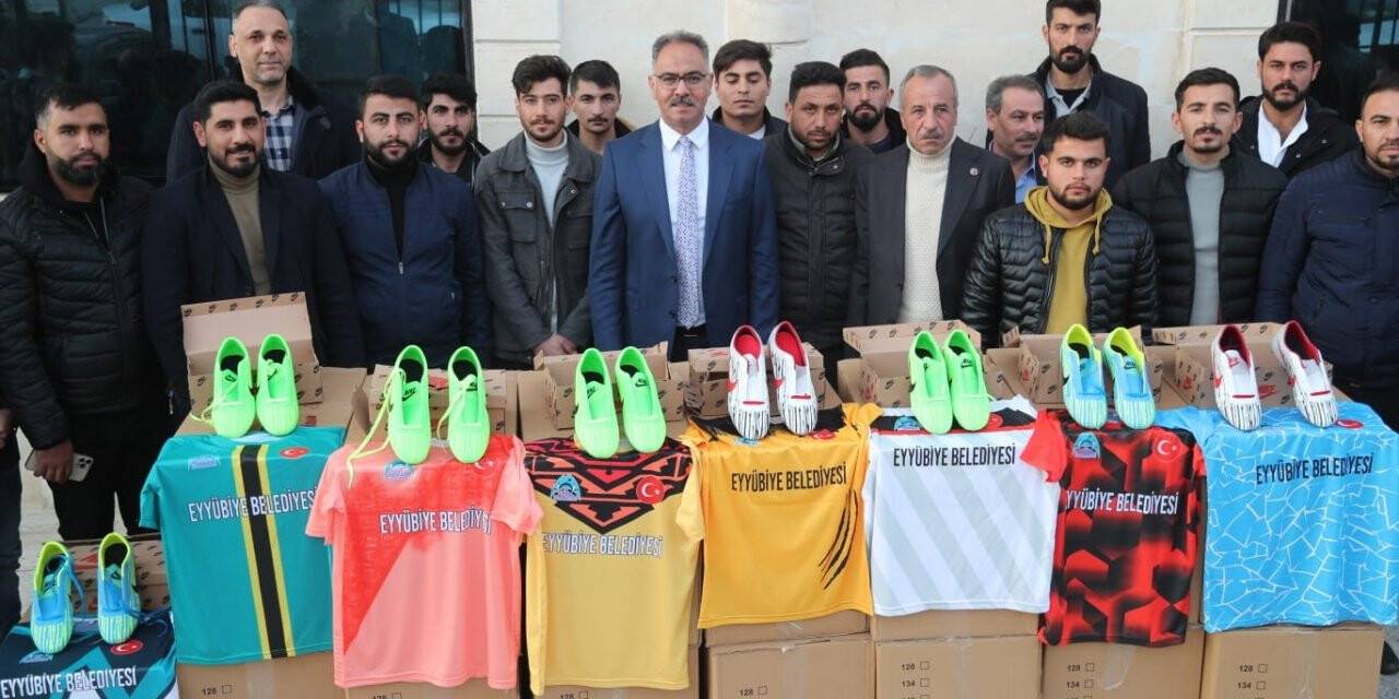Turnuvaya katılacak olan sporculara malzeme desteği