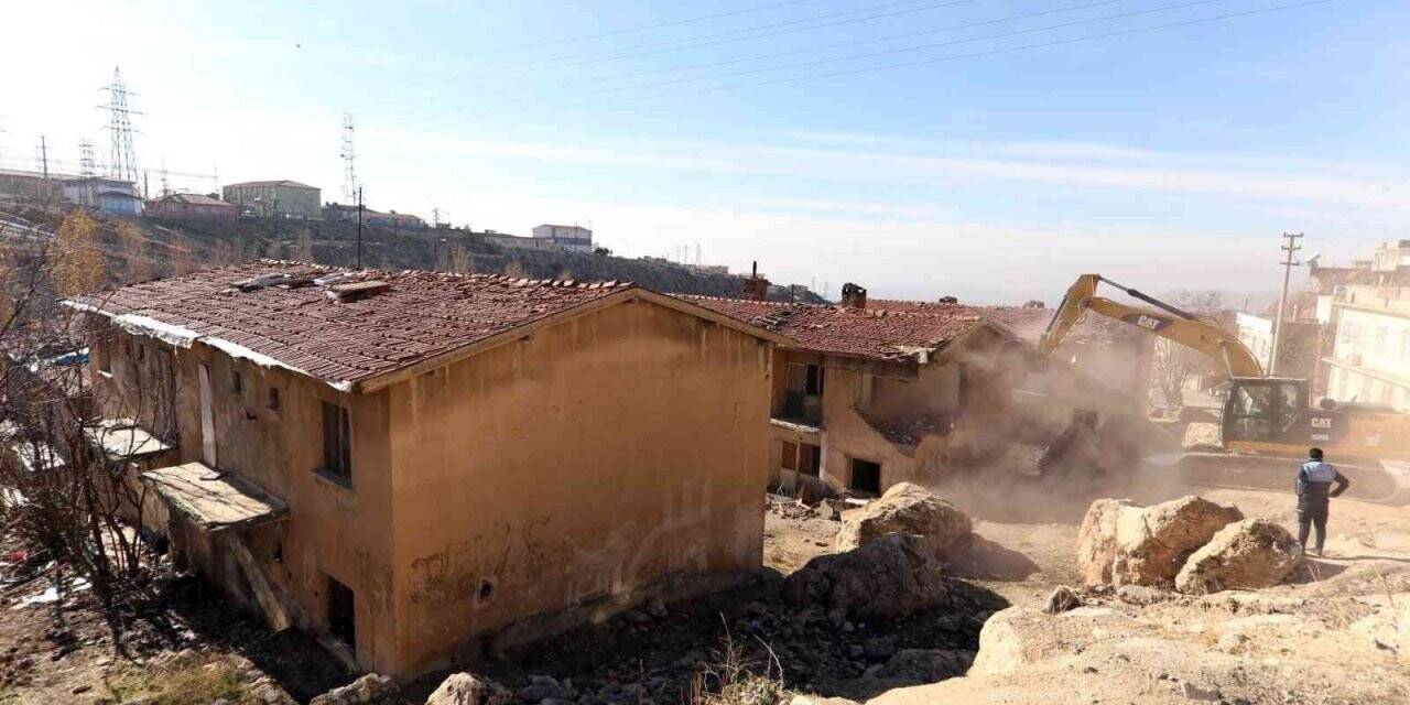 Mardin’de tarihi dokuyu bozan yapıların yıkımı devam ediyor