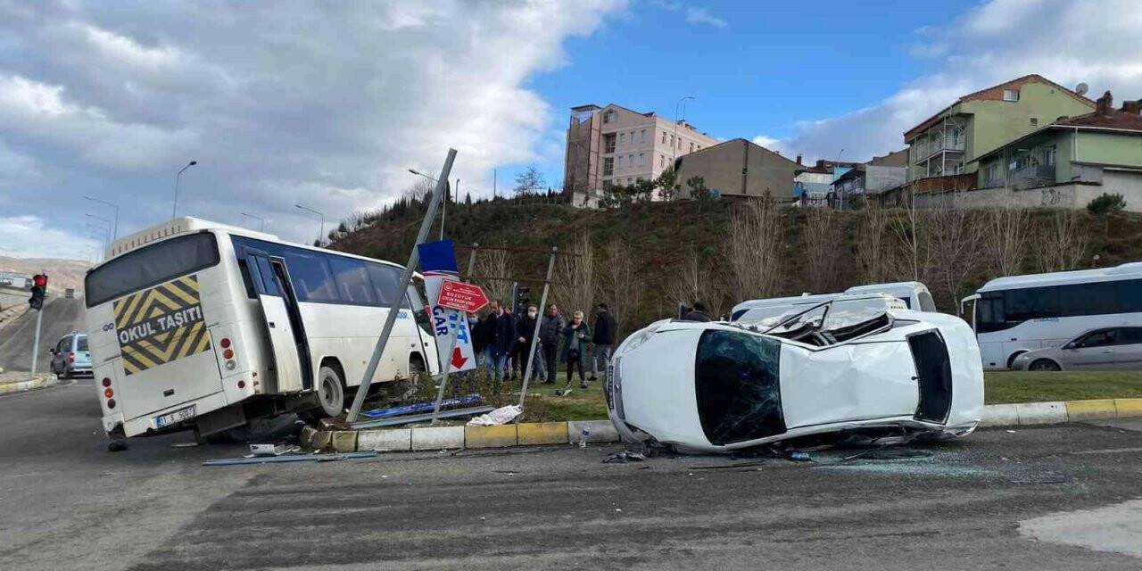 Otobüs ile otomobil çarpıştı; 2 yaralı