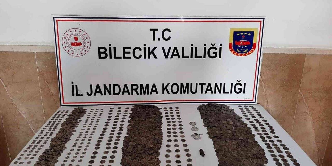 Arama yapılan araçta binlerce tarihi eser bulundu