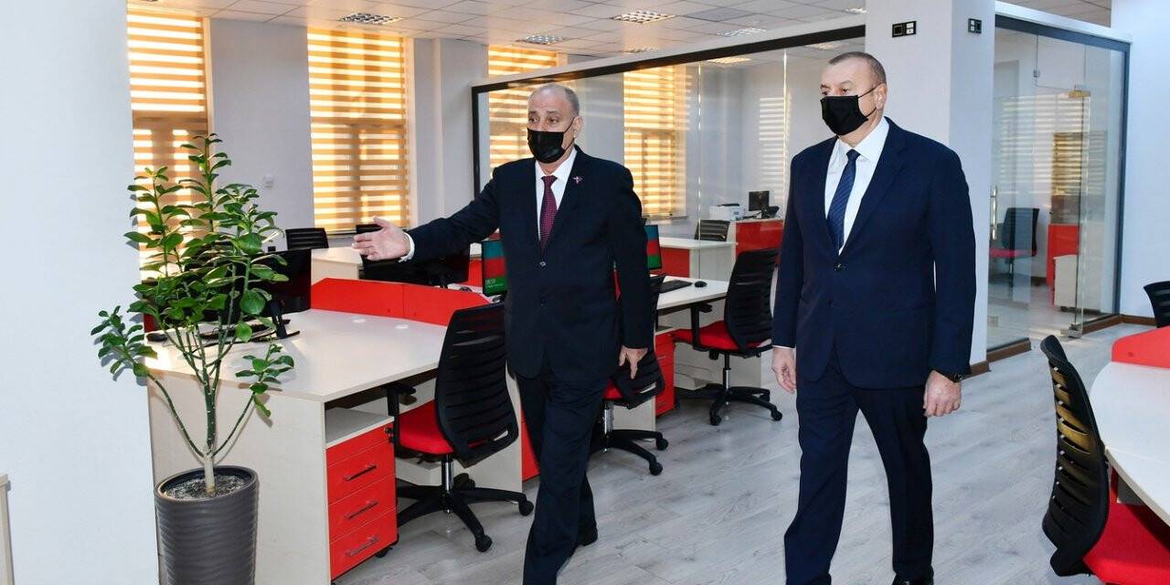 Aliyev, Azerbaycan resmi haber ajansının yeni binasının açılışını yaptı