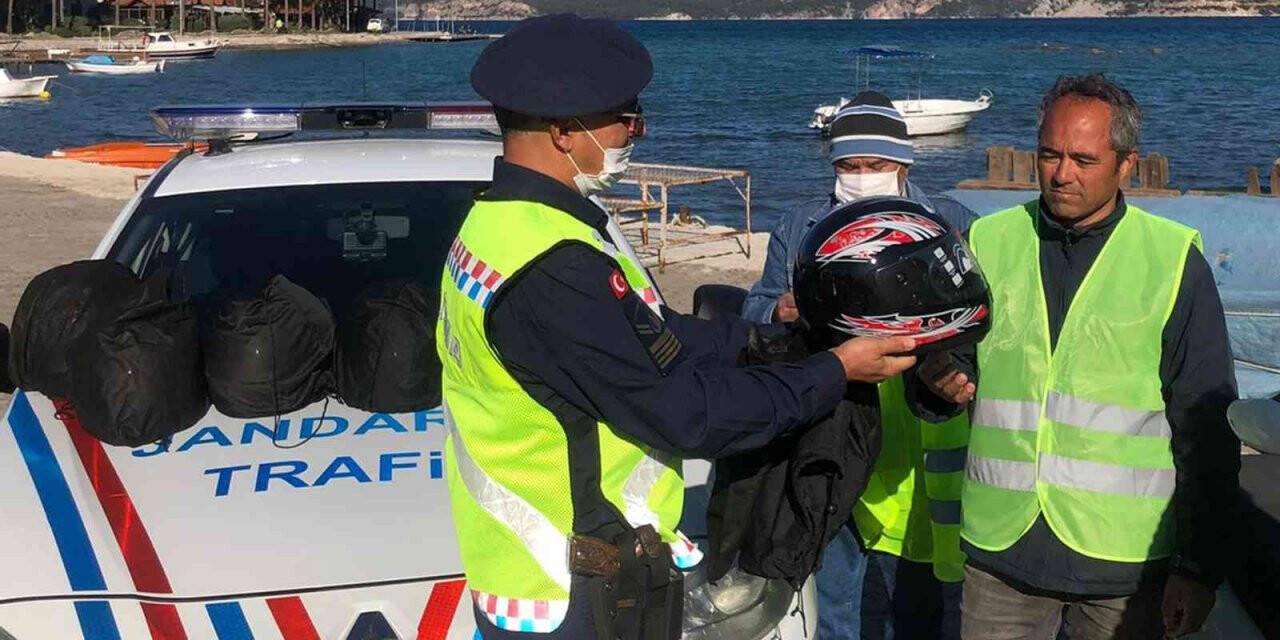 Jandarmadan motosiklet sürücülerine ‘Kask’ dağıtımı