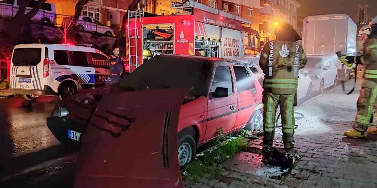 Kağıthane’de park halindeki otomobilin yanma anı kamerada