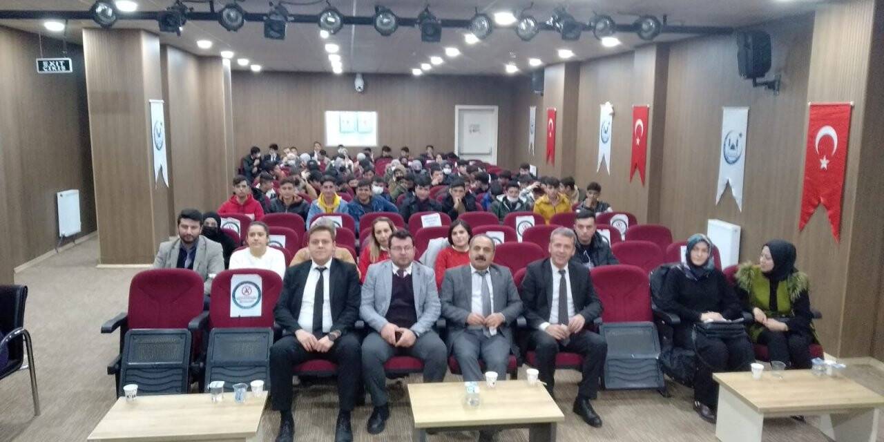 Yunak'ta 'Haydi Konuş Bakalım' Yarışmasının Birincisi Meslek Lisesi
