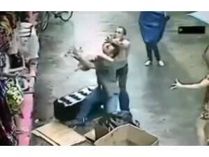 Balkondan Düşen Bebeği Havada Yakaladı