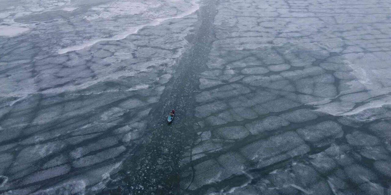 Beyşehir Gölü’ndeki balıkçıların buzla mücadelesi sürüyor