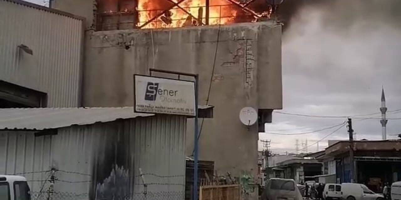 Sanayi sitesindeki dükkanın çatı katı alev alev yandı