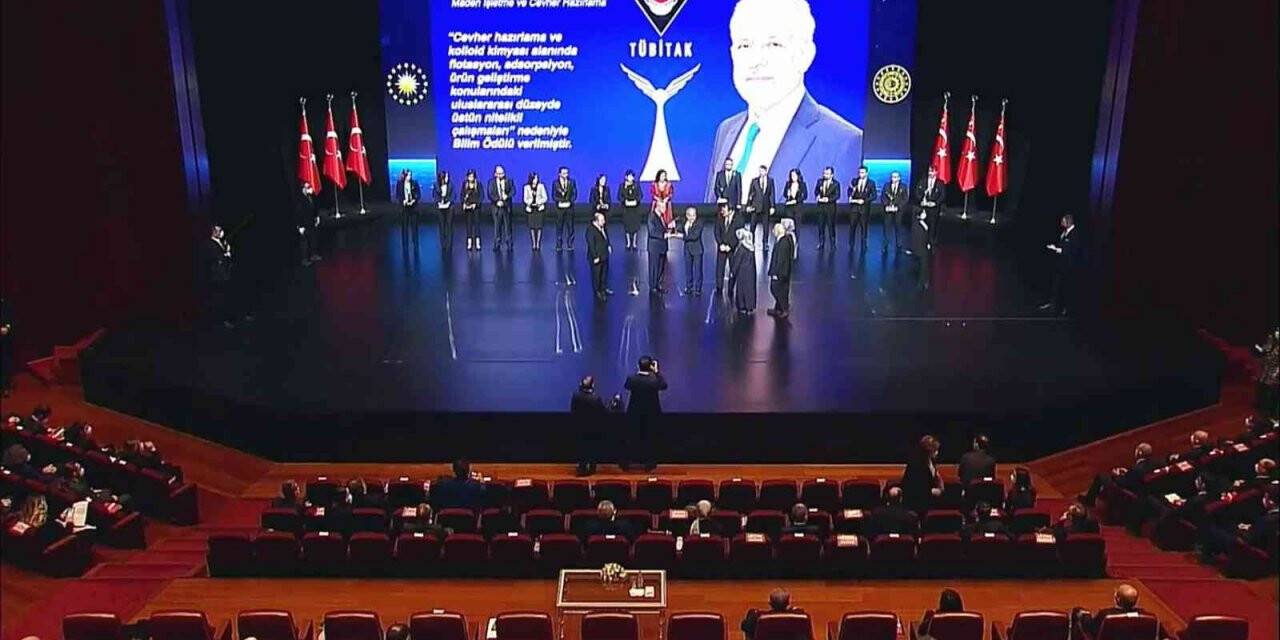 Rektör Çelik bilim ödülünü Cumhurbaşkanı Erdoğan’dan aldı