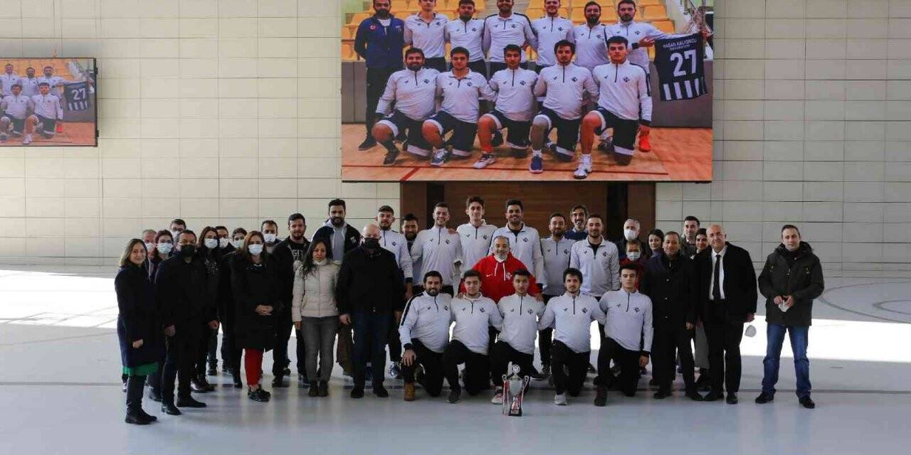 HKÜ’lü basketbolcuların şampiyonluk gururu